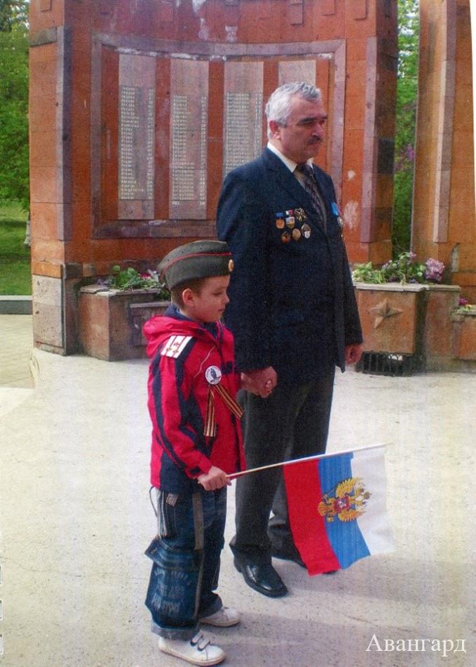 Рыбальченко Сергей Михайлович с сыном Сашей у могилы деда. | Один «счастливчик» из 13-ти…