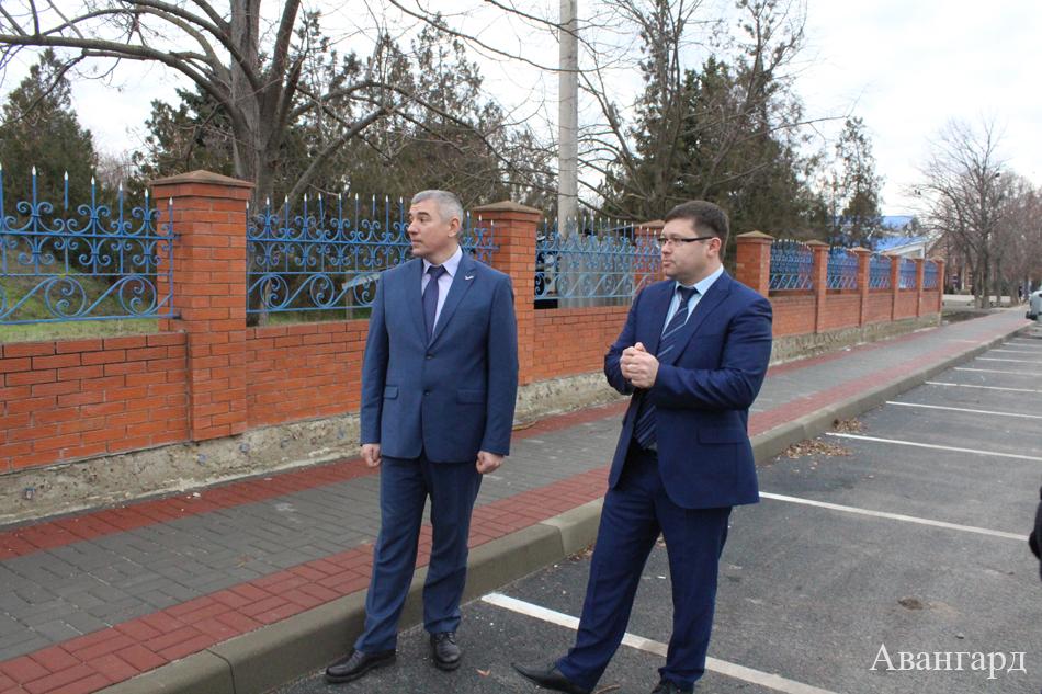 Валерий Черненко и Виталий Демиров на примере улицы Стаханова обсудили работу муниципалитета по улучшению инфраструктуры. | Общероссийский народный фронт в Крыловской