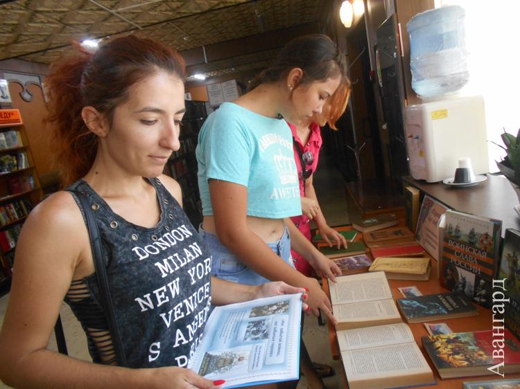 Книжная выставка вызвала интерес.