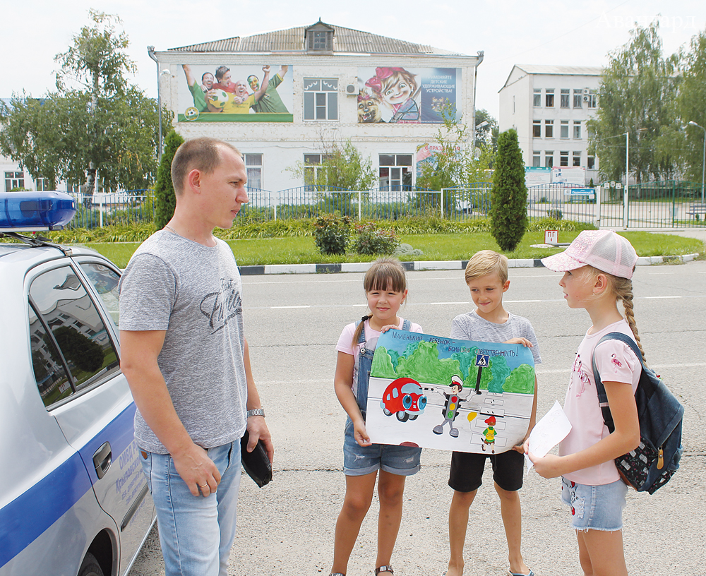 Участники дорожного движения внимательно слушали школьников. | Каникулы для школьников, для нас — работа