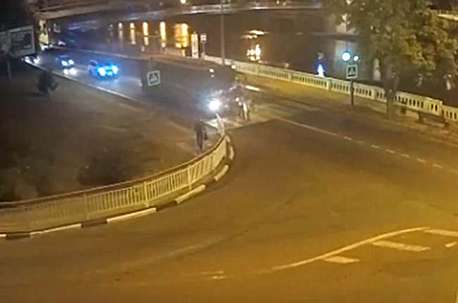  | В сеть выложили видео, на котором автобус сбивает трех пешеходов в Сочи