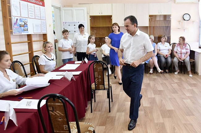  | Глава Кубани в Динском районе проголосовал на выборах местных депутатов