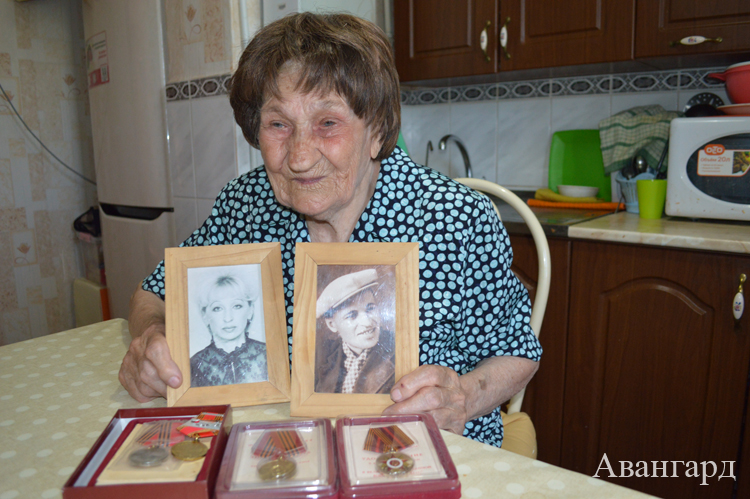 Матрена Демьяновна Авдеенкос фотографиями дочери и мужа. | Родители были труженики, на милость судьбы сдаваться не привыкли