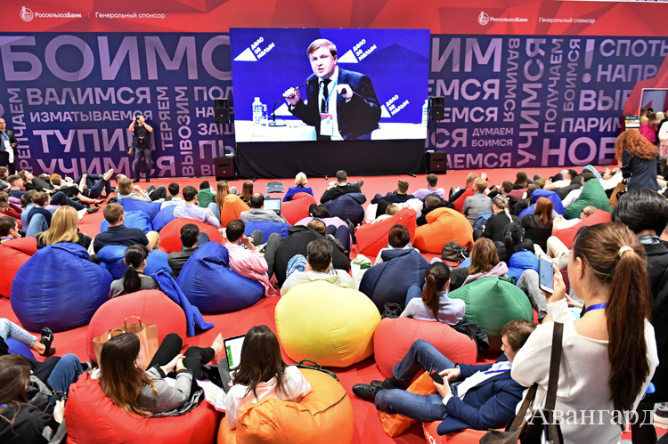 На площадках форума были организованы зоны прямого эфира, чтобы послушать полезную информацию мог любой желающий. | «Дело за малым»: бизнес-форум в Краснодаре выходит на новый уровень