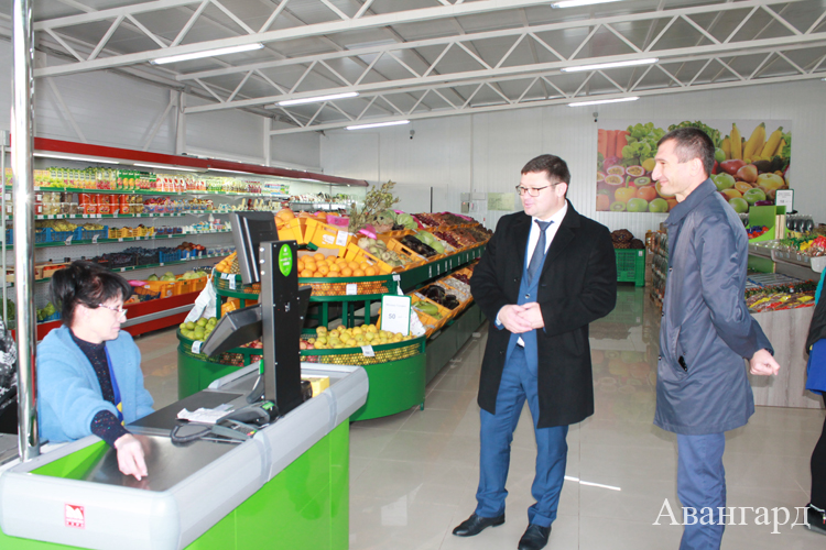 Виталий Демиров и Карен Даллакян осмотрели магазин. | Пункт приема сельхозпродукции будет у нас, а переработка — в Каневской
