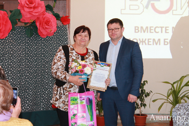 В. Демиров вручил благодарность председателю первичной ячейки «Шевченковская» Л.Н. Черкашиной. | Заложить основу для развития, не упустив деталей