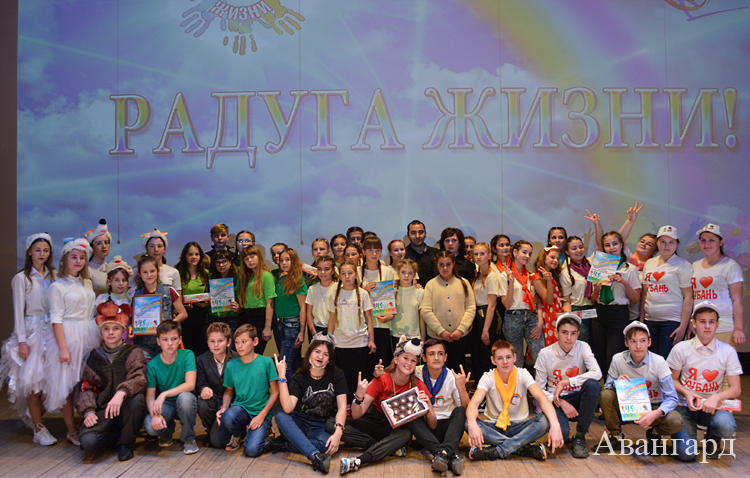 Участники районного фестиваля «Радуга жизни» с членами жюри. | «Мы все верны своей Отчизне, мы за здоровый образ жизни!»