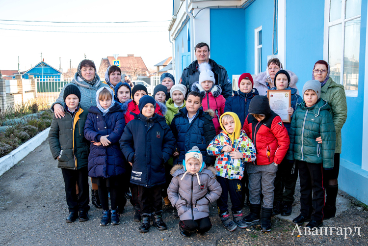 Казачата с классным руководителем и атаманом после престольного праздника.