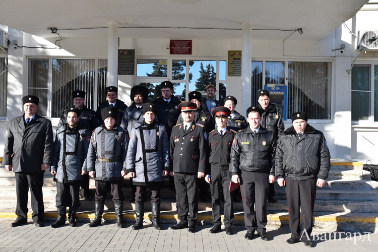 Казаки Ейского отдела с атаманом Павлом Лях после собрания в станице Ленинградской. | Казаки Кубани пройдут по главной площади страны