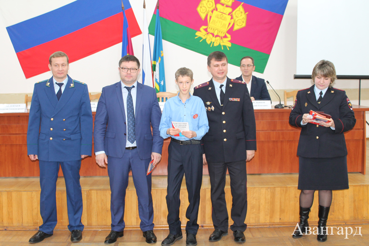 Вручение паспортов ко Дню Конституции – 2019 Вручение паспортов ко Дню Конституции – 2019