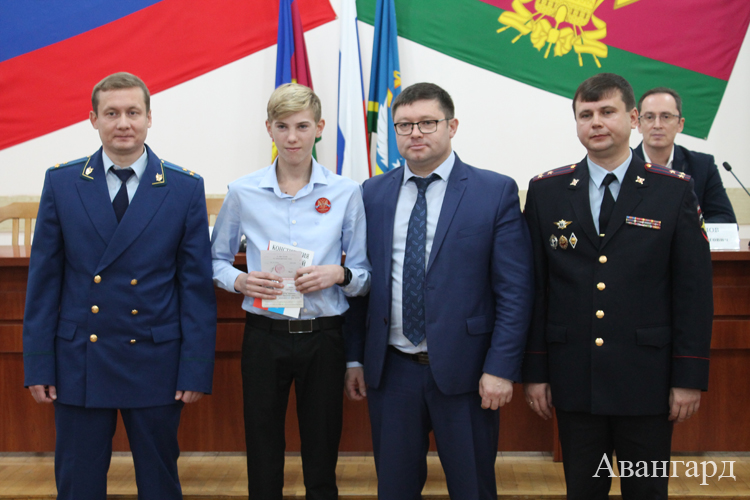 Вручение паспортов ко Дню Конституции – 2019 Вручение паспортов ко Дню Конституции – 2019