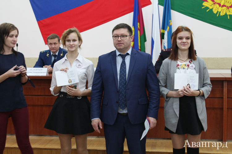 Вручение паспортов ко Дню Конституции – 2019 Вручение паспортов ко Дню Конституции – 2019