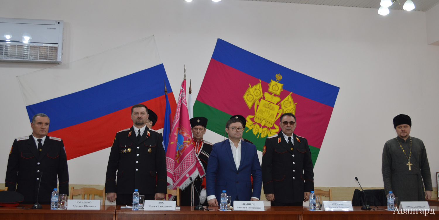 М. Юрченко, П. Лях, В. Кононов, В. Демиров, В. Горбань, батюшка А. Гонтарюк. | «Любая проблема в районе должна быть казакам не безразлична»