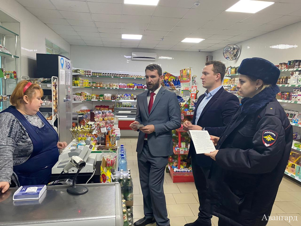 Полицейские проверили торговые точки вместе с депутатами и членами Общественного совета. | Общественники нарушений не выявили
