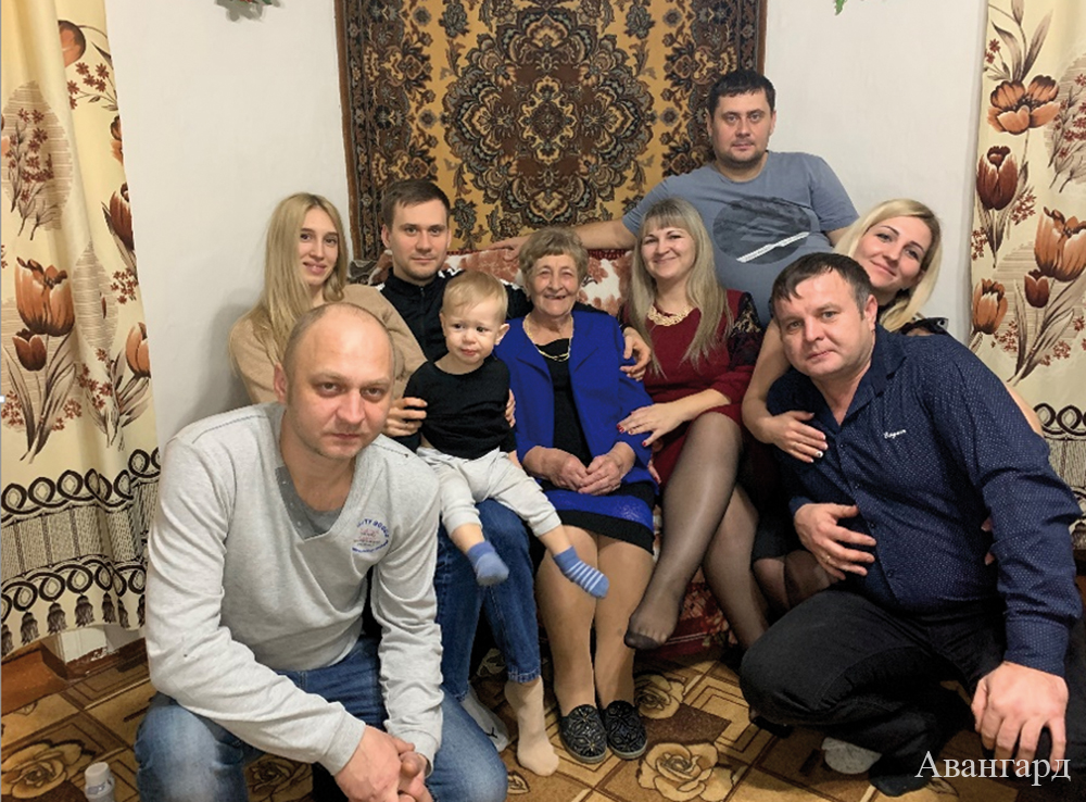 Варвара Васильевна с внуками и правнуком. | Ветеран труда, а главное – любимая мама и бабушка