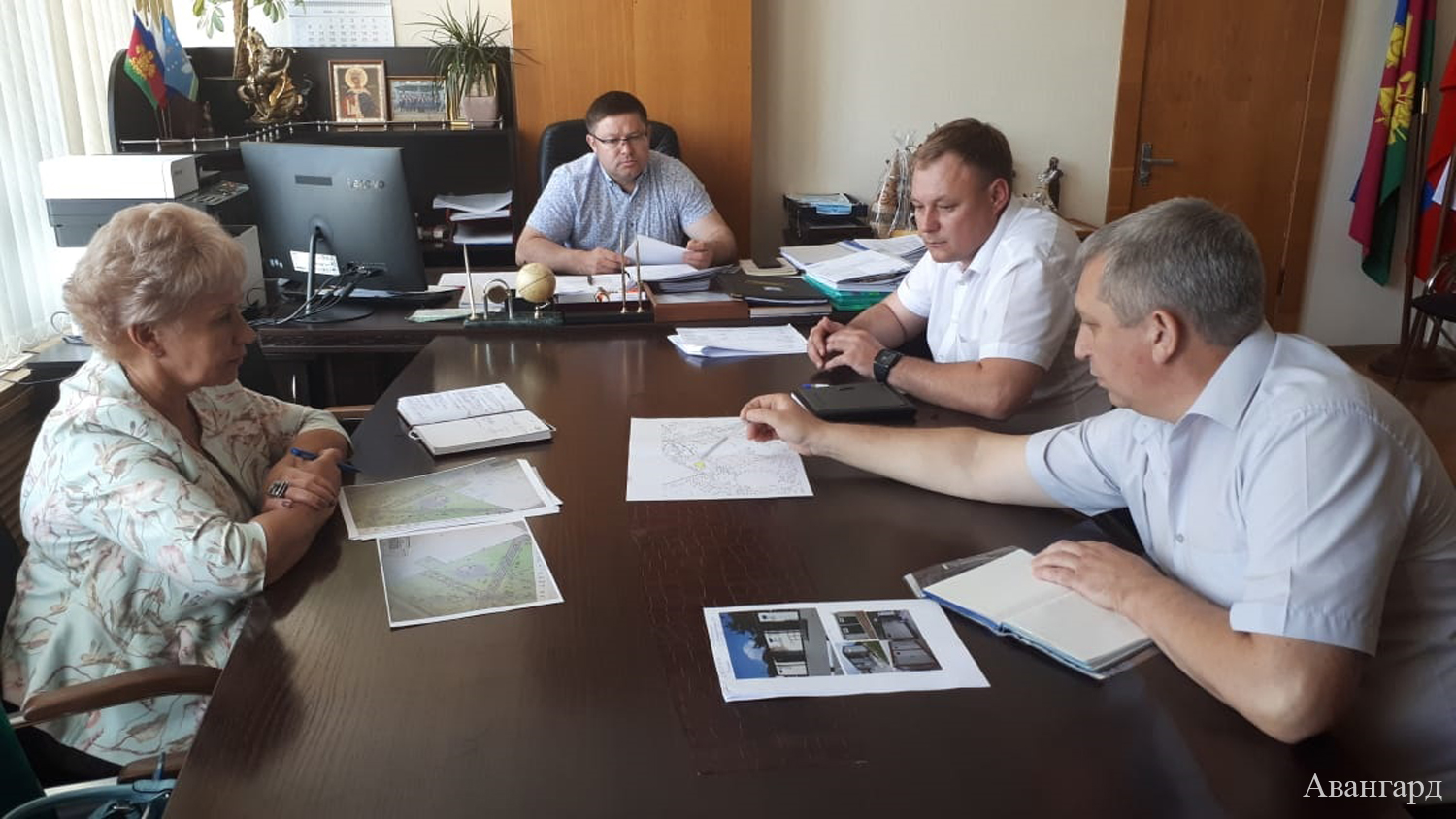Глава района провел совещание по благоустройству с участием главы Крыловского поселения, заместителя по вопросам cтроительства и главного архитектора. | Повсеместно – внимание благоустройству и строительству