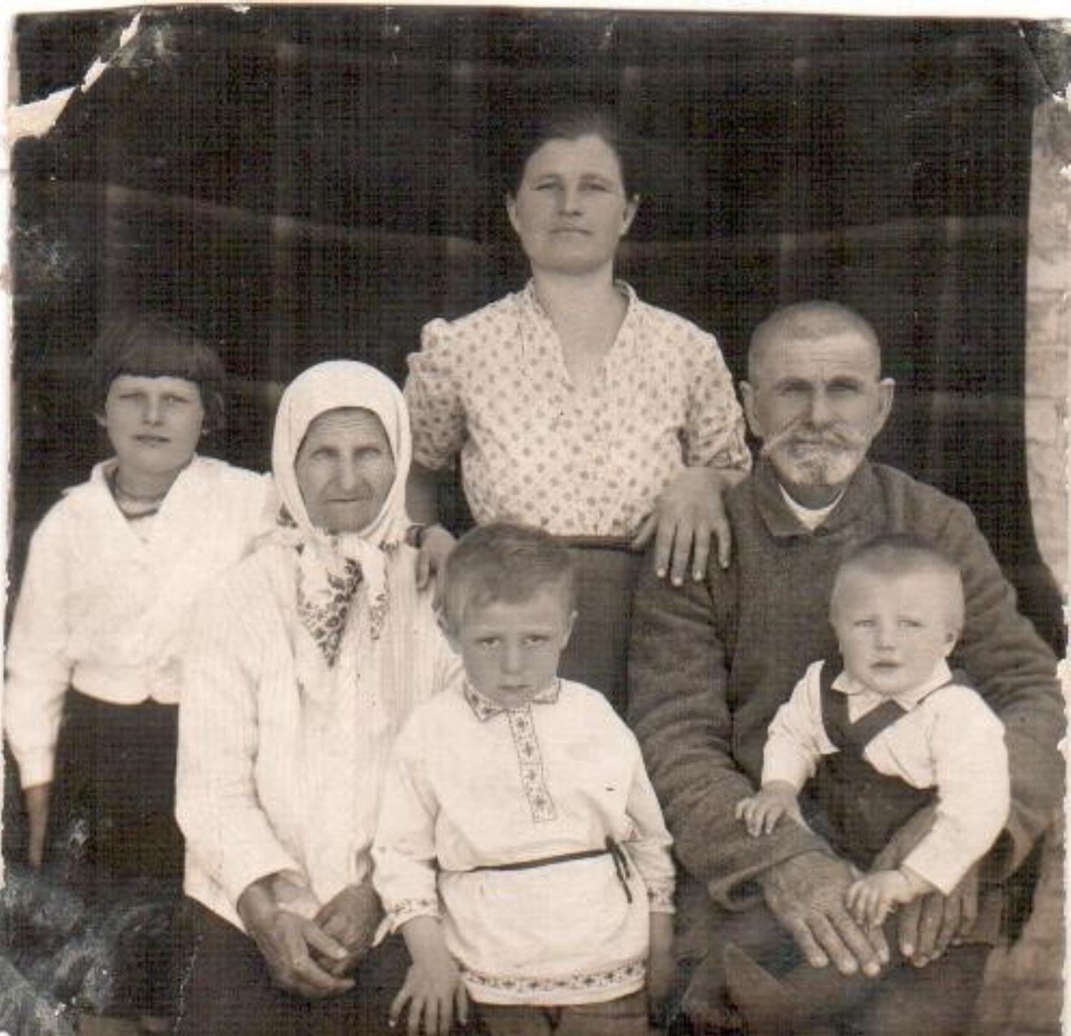 Анастасия Наумовна и Федот Федотович Майстровские с внуками. | «Да святятся имена Ваши в наших сердцах!»