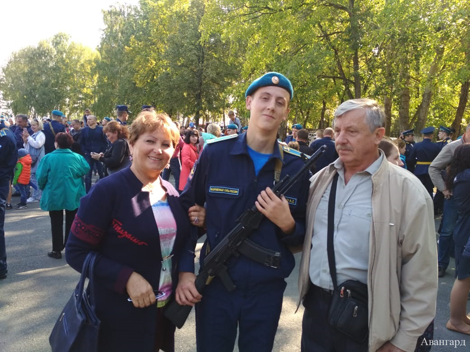 Надежда и Валерий Постниковы с внуком Артемом на присяге. | «Вися на стропах, всем ветрам открыты»