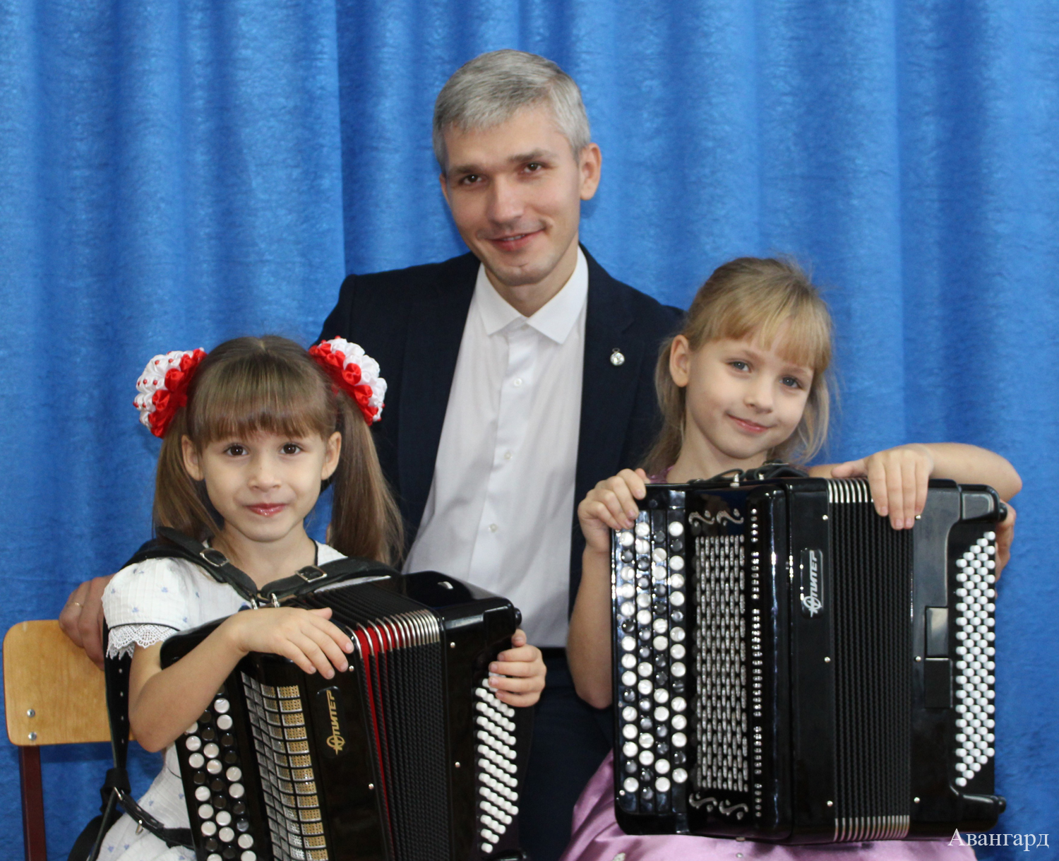 Александр Викторович, Настя и Алена Кливитенко по возвращению с конкурса «Виват, баян!». | Живой формат и серебро в награду!