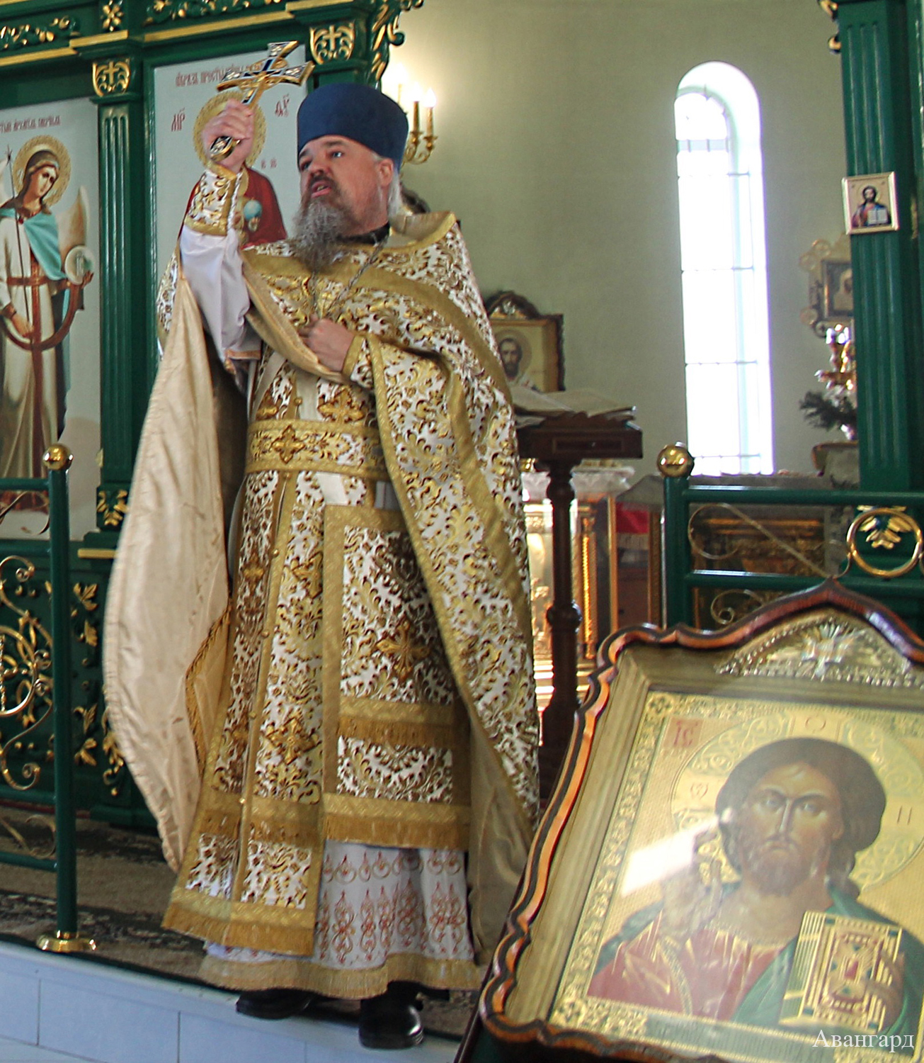 Настоятель Михайло-Архангельского храма Федор Ефименко.