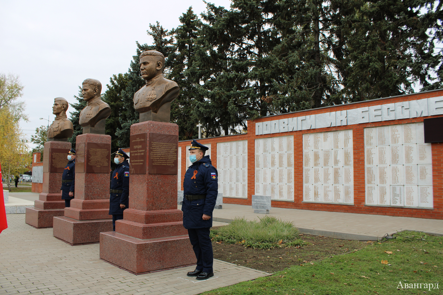 В сердцах наших жить будут вечно Герои минувшей войны. Нам память о них – дорога бесконечно. Мы памятью этой сильны! | Они Родине были заслоном