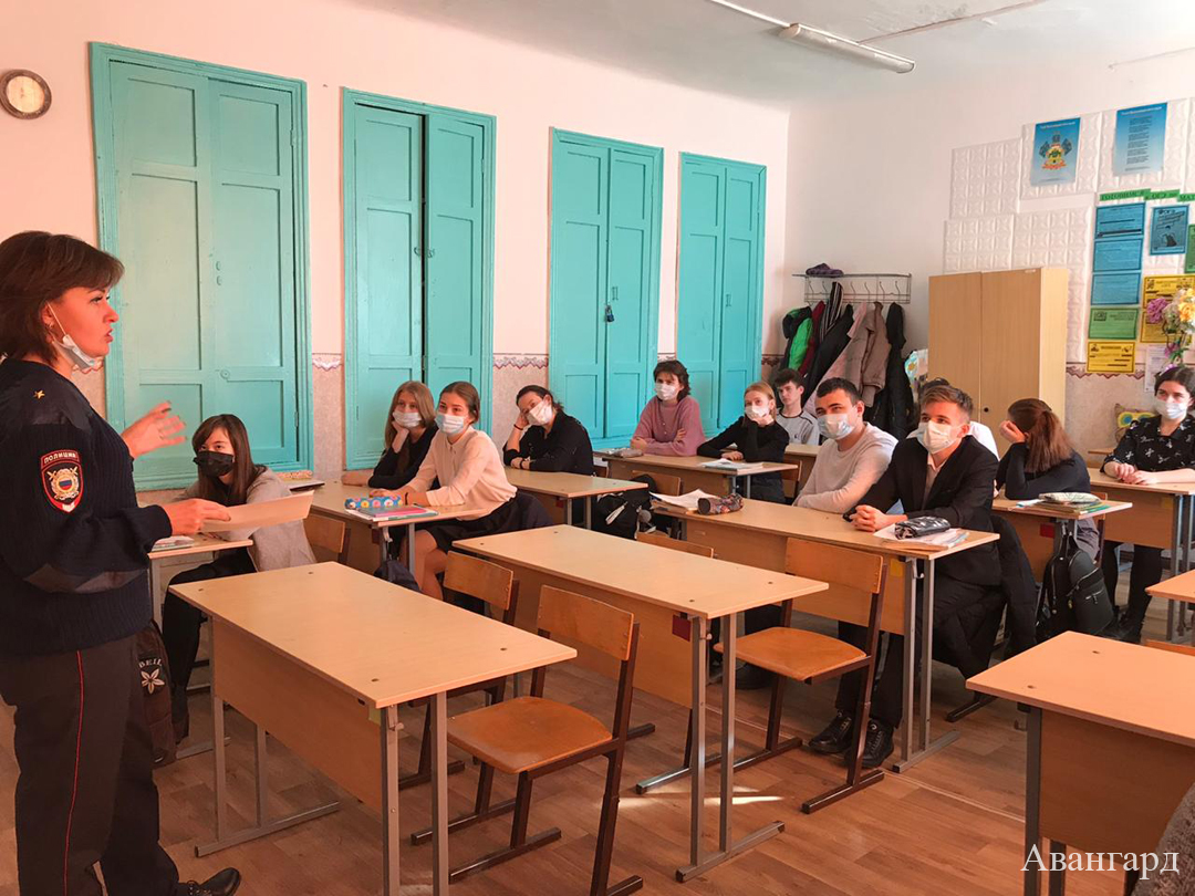 Татьяна Колесник рассказывает школьникам о правах и ответственности. | Что поможет сделать детство безопасным