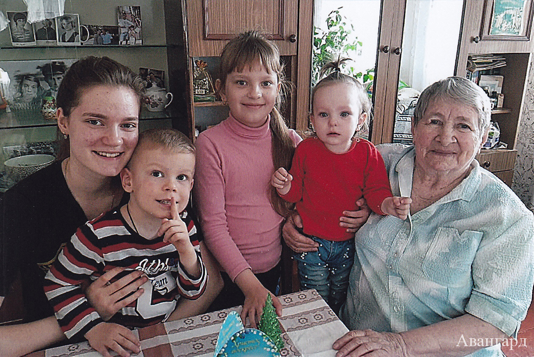Полина, Степа, Настя, Вика и их прабабушка Валентина Михайловна. | Никакие испытания ее не сломили