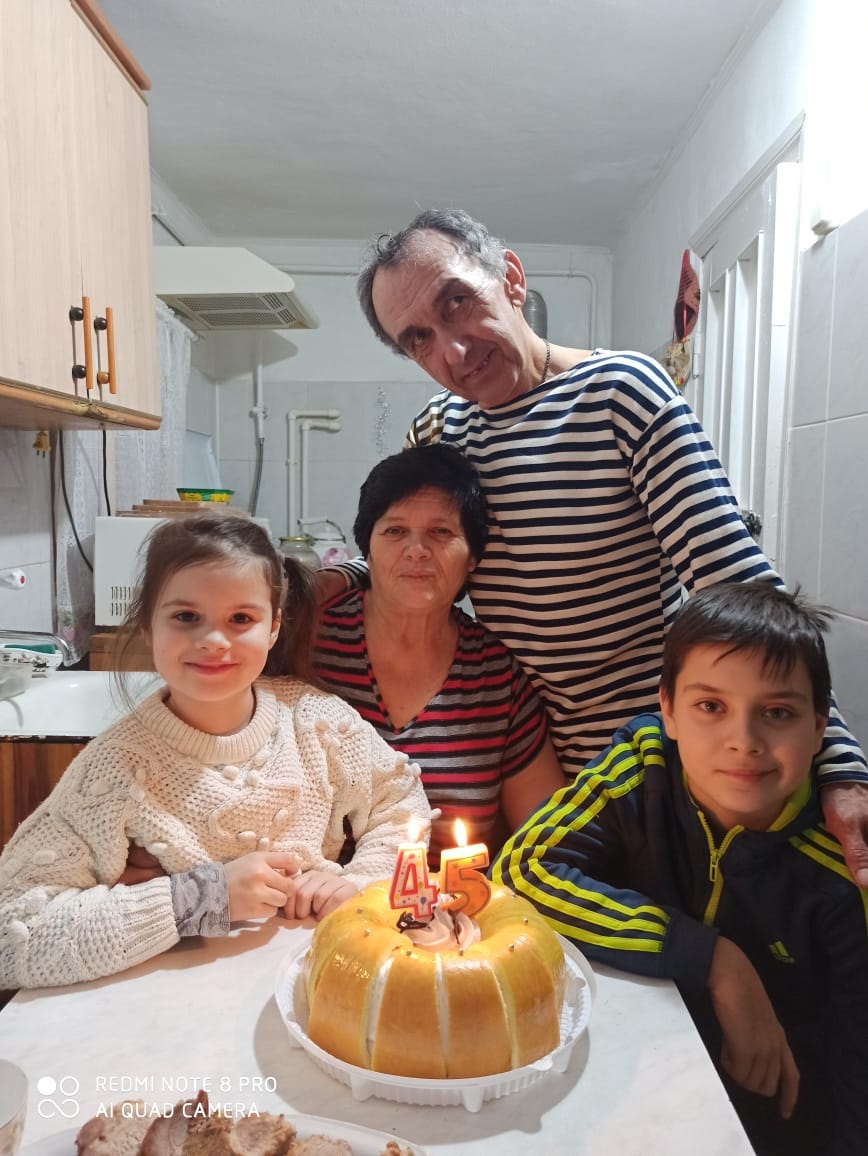 В день 45-летия совместной жизни Василий Николаевич и Вера Ильинична Бабяк с внуками Настей и Тимуром. | Музыкант, виноградарь, спортсмен — просто идеальный дедушка!