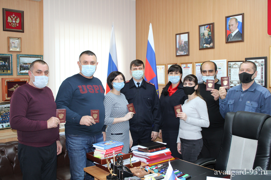 Получив паспорта, новые граждане РФ сделали памятное фото с начальником ОМВД России по Крыловскому району Романом Лесничим и начальником ОВМ Кристиной Галицкой. | Новые граждане россии