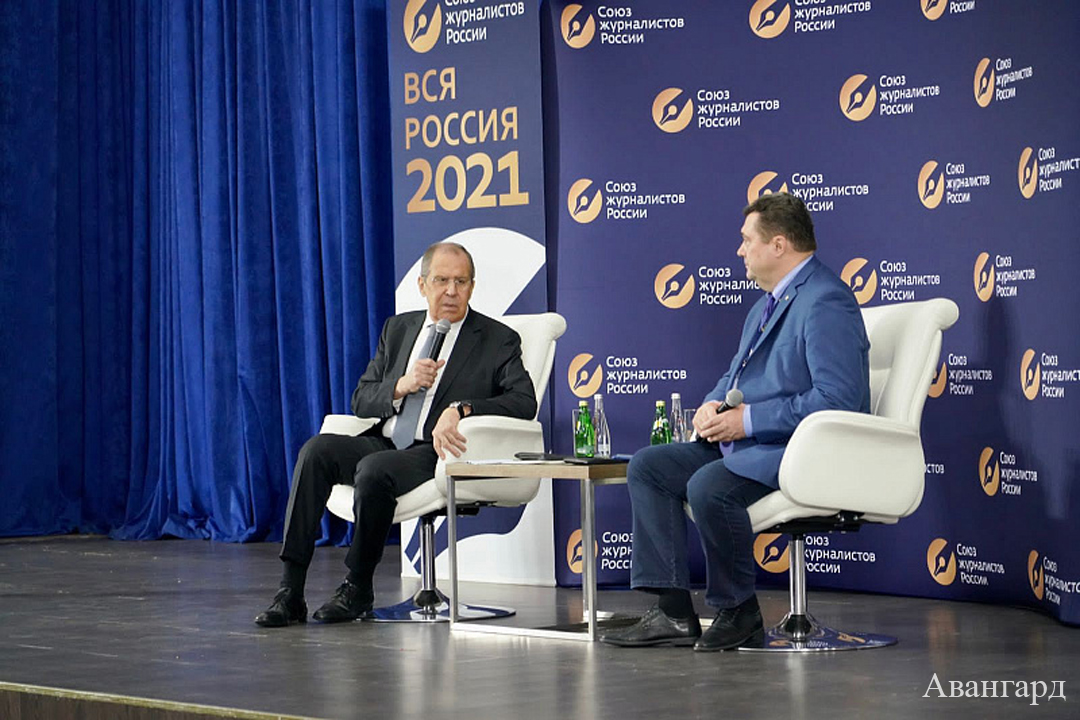 С. Лавров на встрече с журналистами.