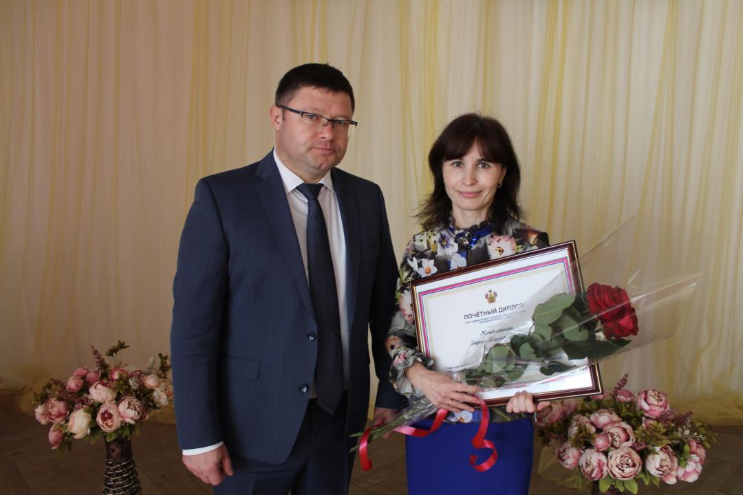 Глава района Виталий Демиров поздравил преподавателя ДШИ и многодетную маму Дарью Кливитенко. | За отзывчивость и мудрость