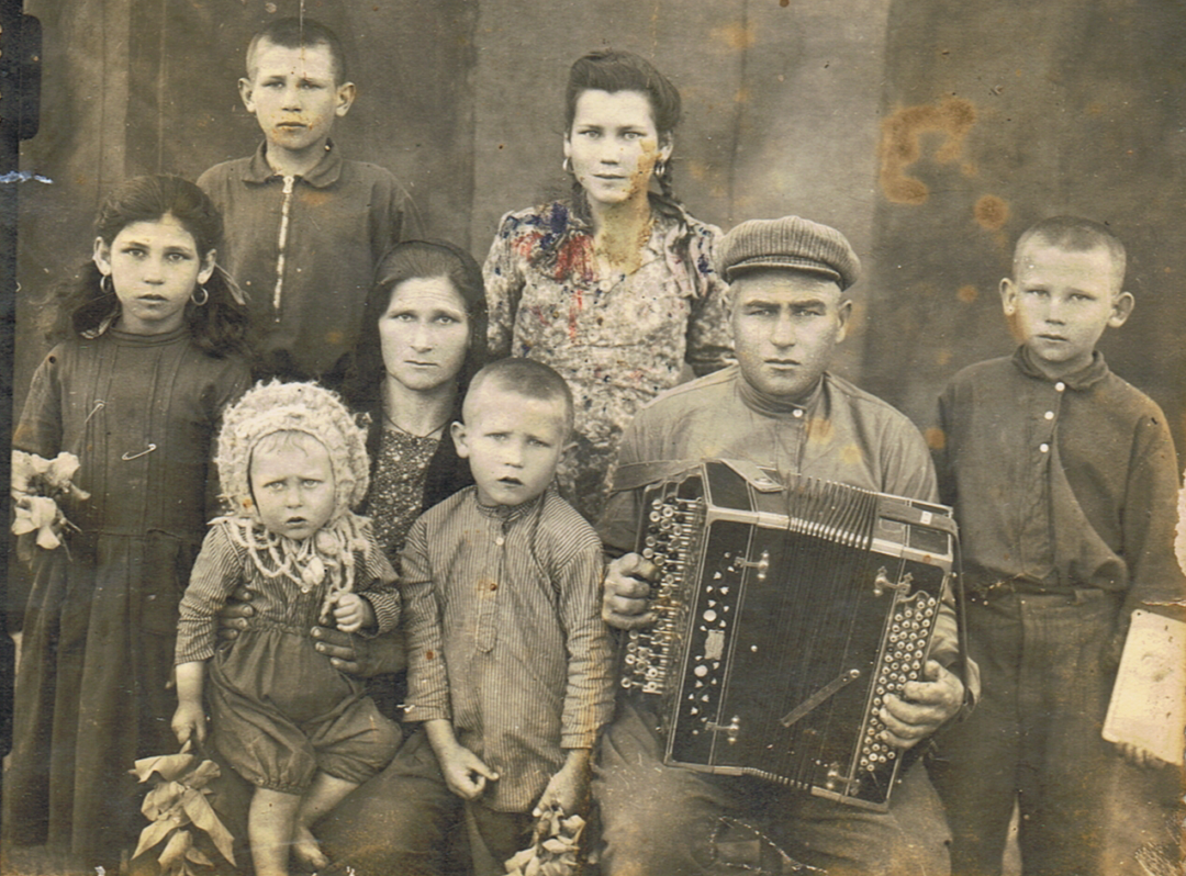 Фото 50-х годов. Семья Требушнего Василия Максимовича, на переднем плане: Маша, Ваня; во втором ряду: Валя, Мария Петровна, Василий Максимович, Миша; на заднем плане: Гриша, Нина. | Всегда стремились к пониманию