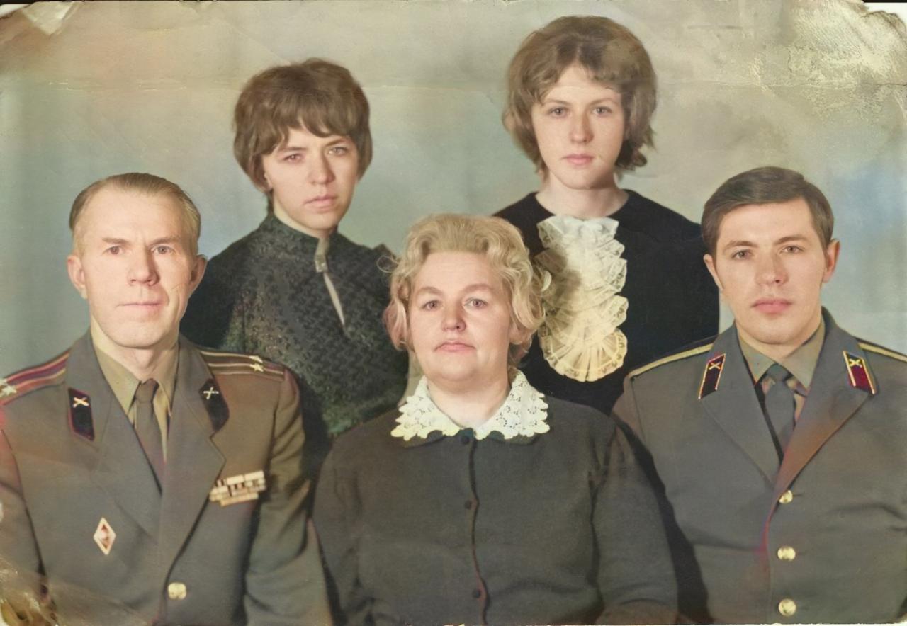 Внизу слева направо: В.А. Новиков, М.Н. Новикова, В.В. Новиков. | Все вместе они отдали 86 лет вооруженным силам