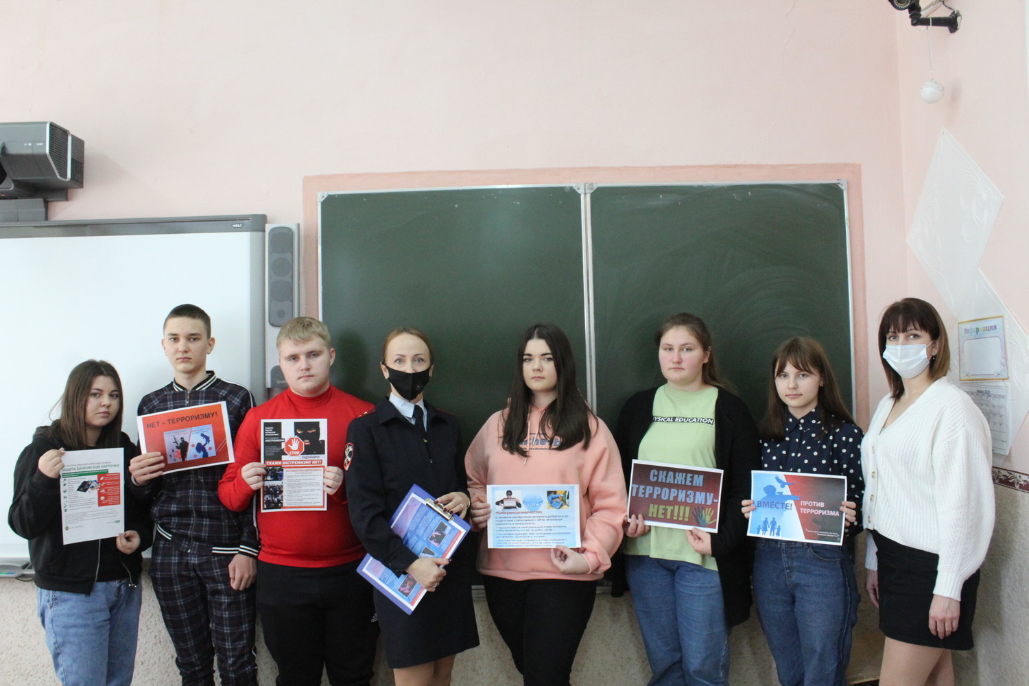 Сотрудники правопорядка вручили школьникам памятки по компьютерной безопасности. | Компьютерная среда обитания: правила сообщества и личной безопасности