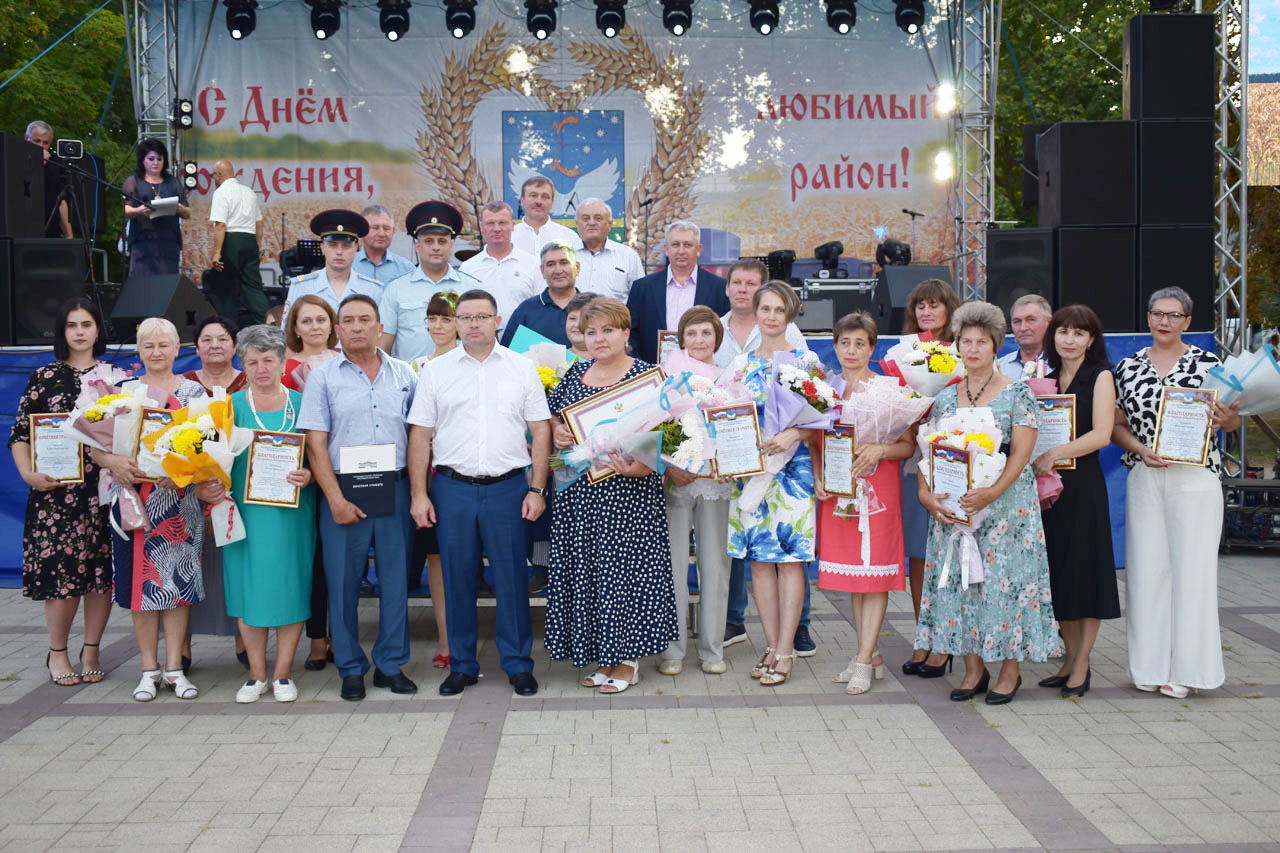 Награжденные педагоги с главой района Виталием Демировым, его заместителем Еленой Рябович и и.о. начальника УО Олесей Бирюк.