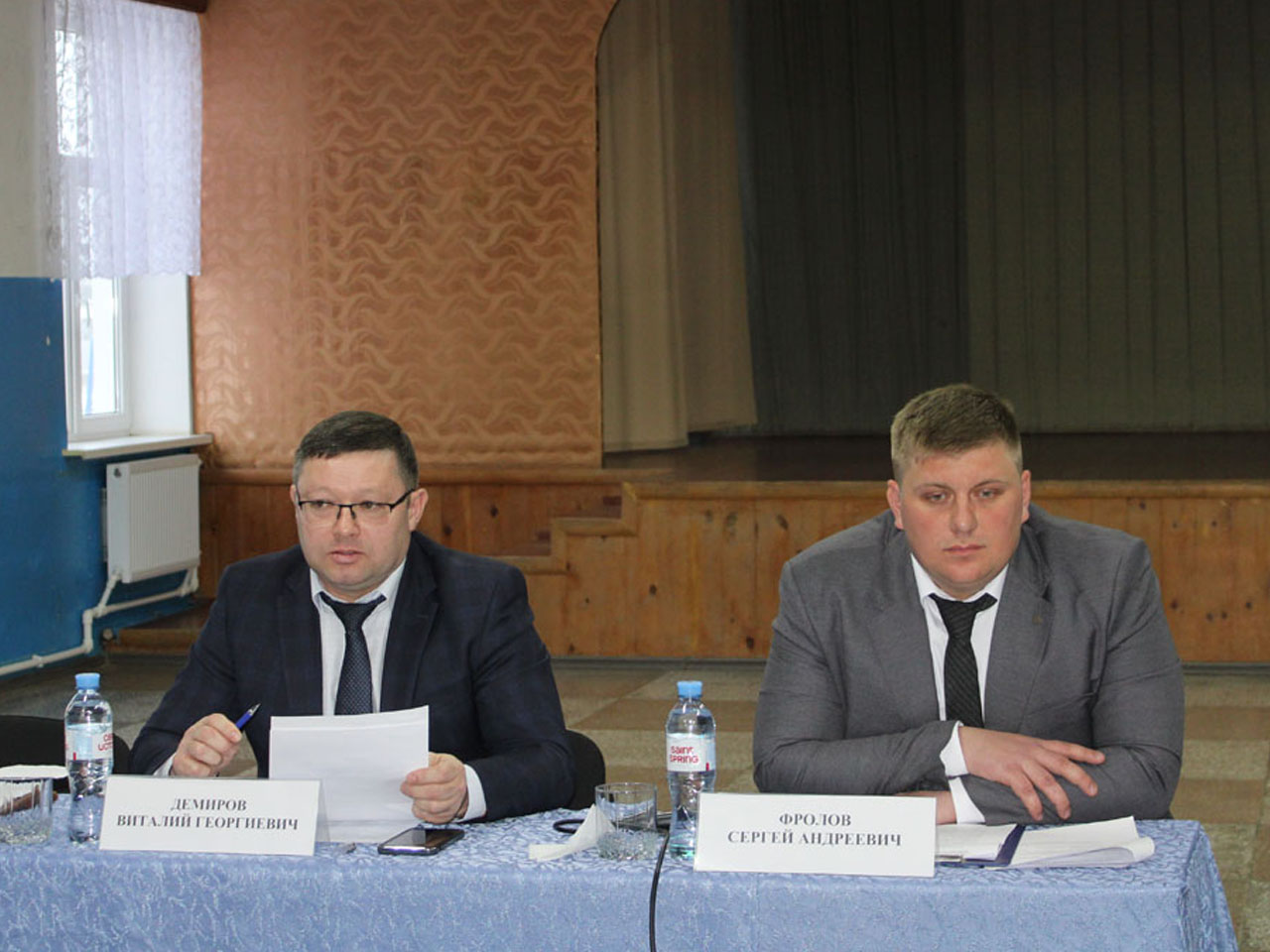 Виталий Демиров и Сергей Фролов: идет обсуждение доклада.