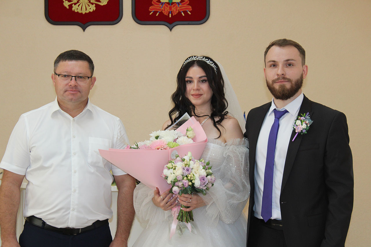День района в ЗАГСе Виталий Демиров поздравил Валерию и Алексея Михайловых День района в ЗАГСе Виталий Демиров поздравил Валерию и Алексея Михайловых