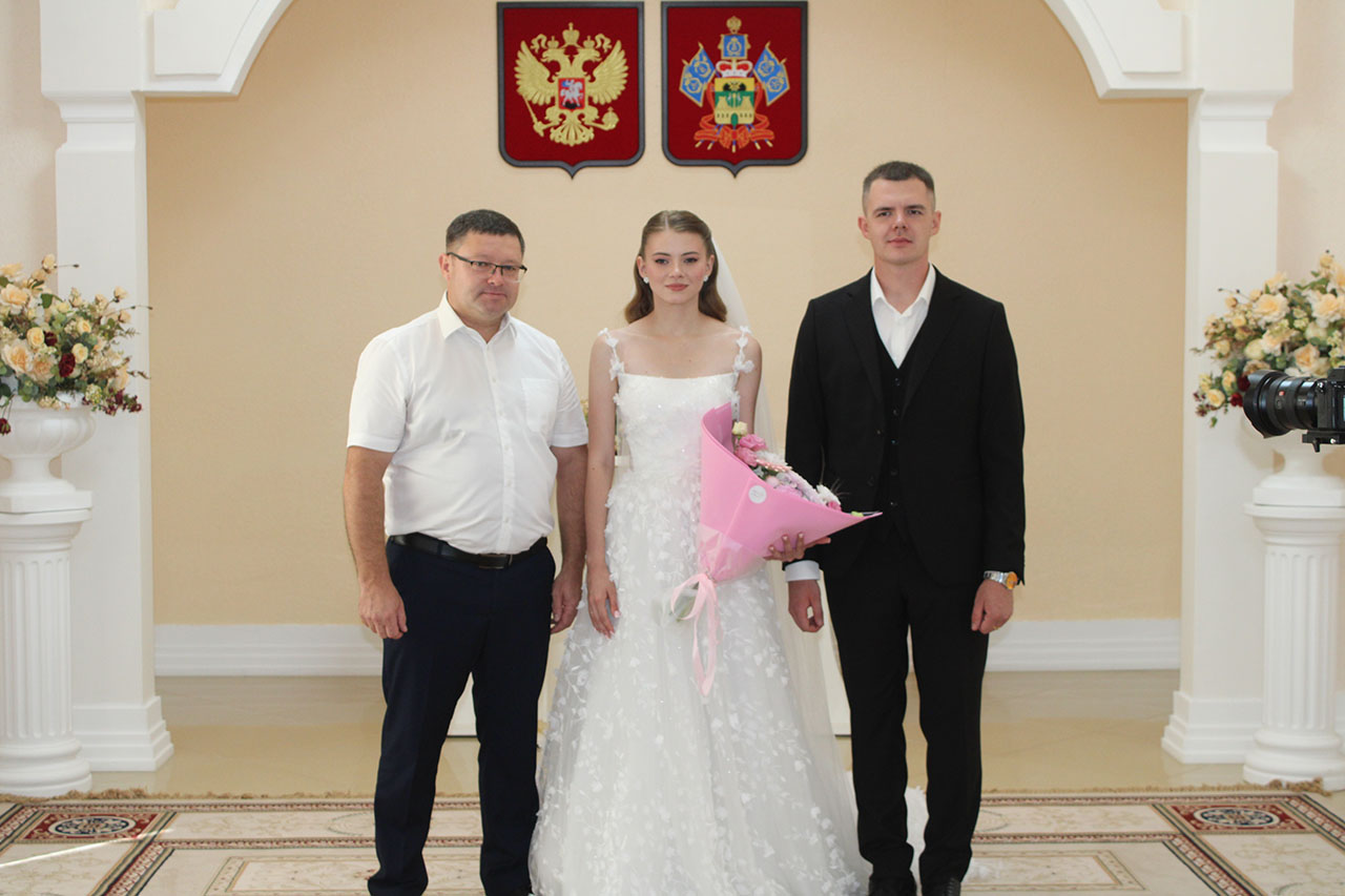 День района в ЗАГСе Виталий Демиров поздравил Дарью и Илью Харченко День района в ЗАГСе Виталий Демиров поздравил Дарью и Илью Харченко