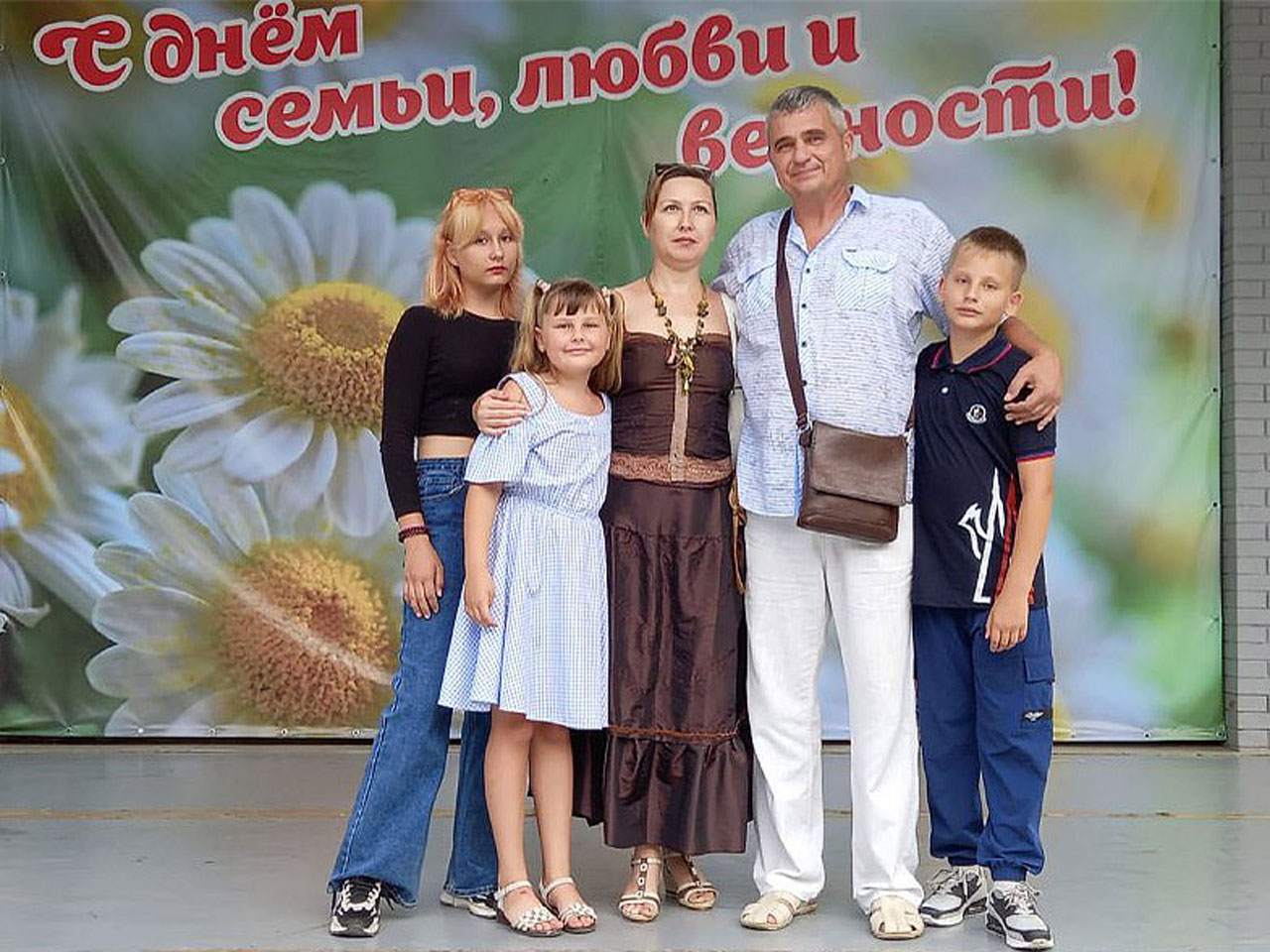 На снимке дружная семья Понамаревых: Алексей и Светлана, а также их дети — Василиса, Матрена, Макар, которые тоже будут участвовать в семейном бизнесе / Фото Анны Ивановой. | Как общаться с деревьями