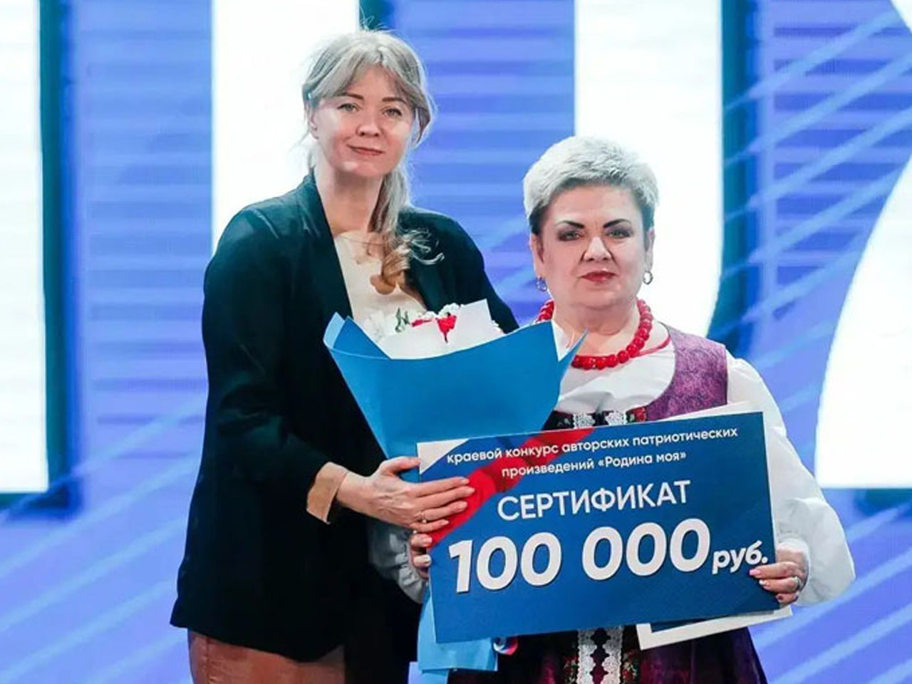 Министр культуры края Виктория Лапина вручила награду Ольге Хвостик. | «Родина моя»: голоса единства Кубани