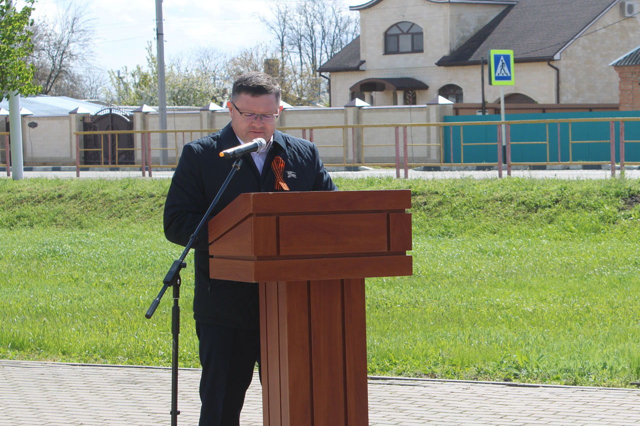 Выступает глава района Виталий Демиров. Выступает глава района Виталий Демиров.