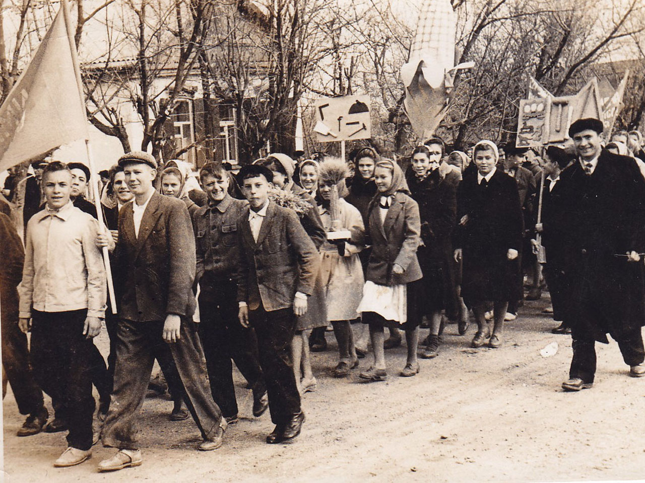В первомайской колонне 1963 года идут учащиеся 8 «Б» класса СОШ №2 с классным руководителем Котло Владимиром Николаевичем. Фото из личного архива жительницы райцентра Тамары Юпилайнен. | 1 Мая — День весны и труда
