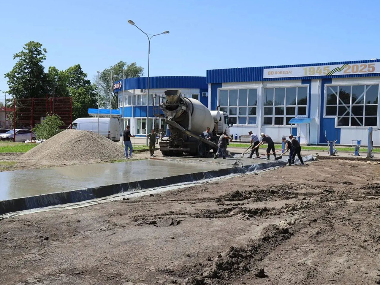 Рядом с СК «Олимпийский» строится площадка.