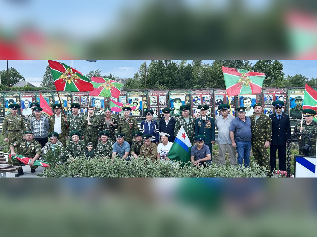 Ветераны пограничной службы на Аллее памяти в станице Октябрьской.