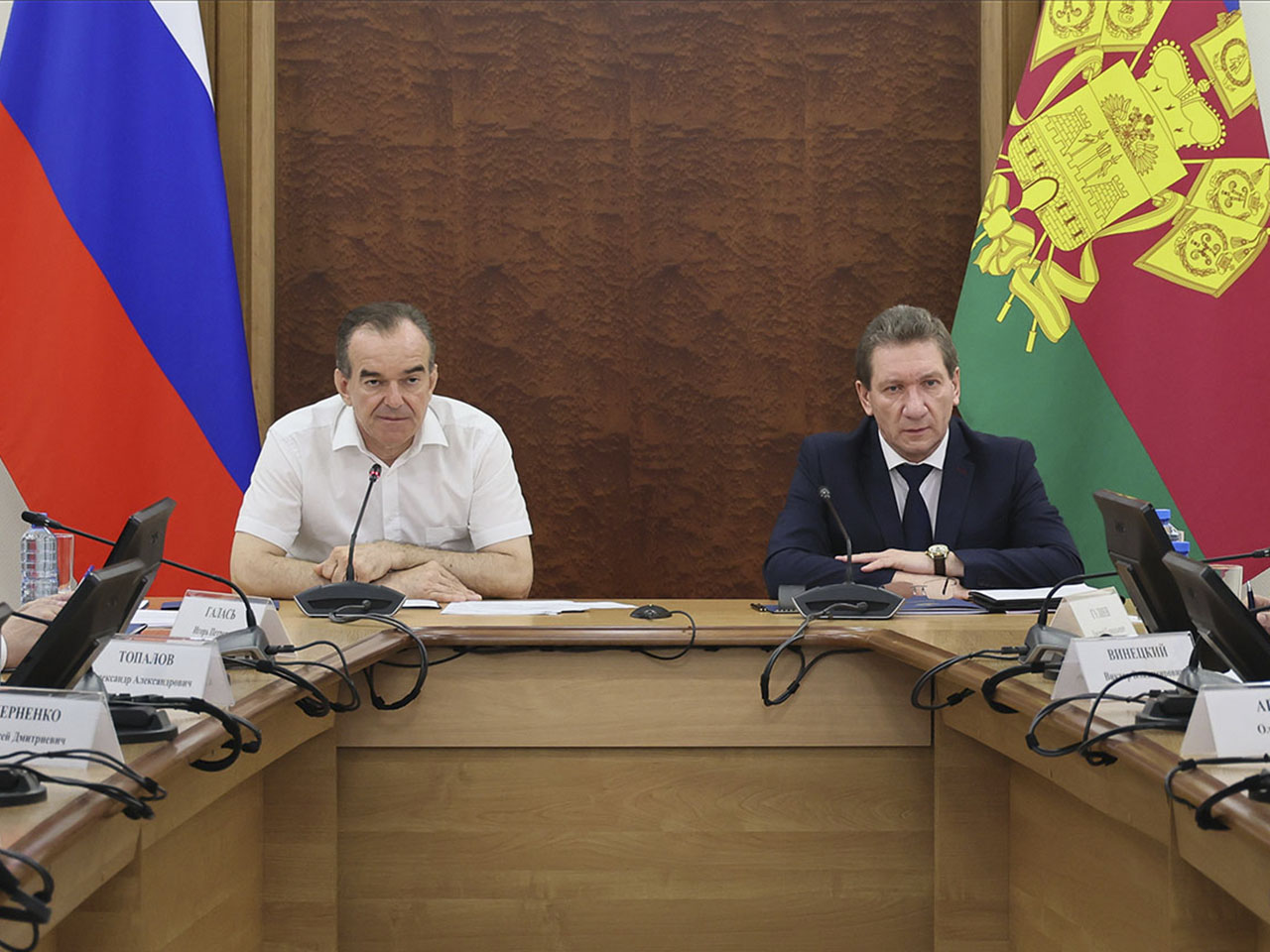 На совещании под руководством губернатора Кубани Вениамина Кондратьева и начальника регионального Управления ФСБ России Леонида Михайлюка говорили о необходимости принять исчерпывающие меры безопасности в школах, колледжах и техникумах края / ФОТО ГЕННАДИЯ АНОСОВА. | Время вызовов