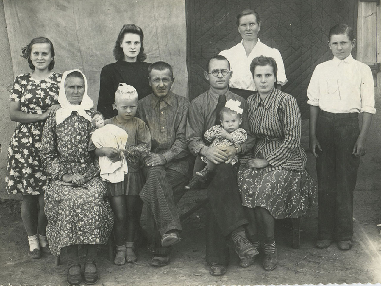 «От племянниц и сестриц Валентины Ив. Саломатов[ой], Надежды Ив. Саломатовой и Поликутко Валентины. Дядя и тетя, посмотри на нас, какие мы уже большие! Надя с косами,Валя Ивановна стоит за дедушкой в черном платье, рядом с ней стоит Валя […]» / ПОДПИСЬ НА ОБОРОТЕ. ФОТОГРАФИЯ 9.04.1953 Г. | Кто знал семью Федоренко?