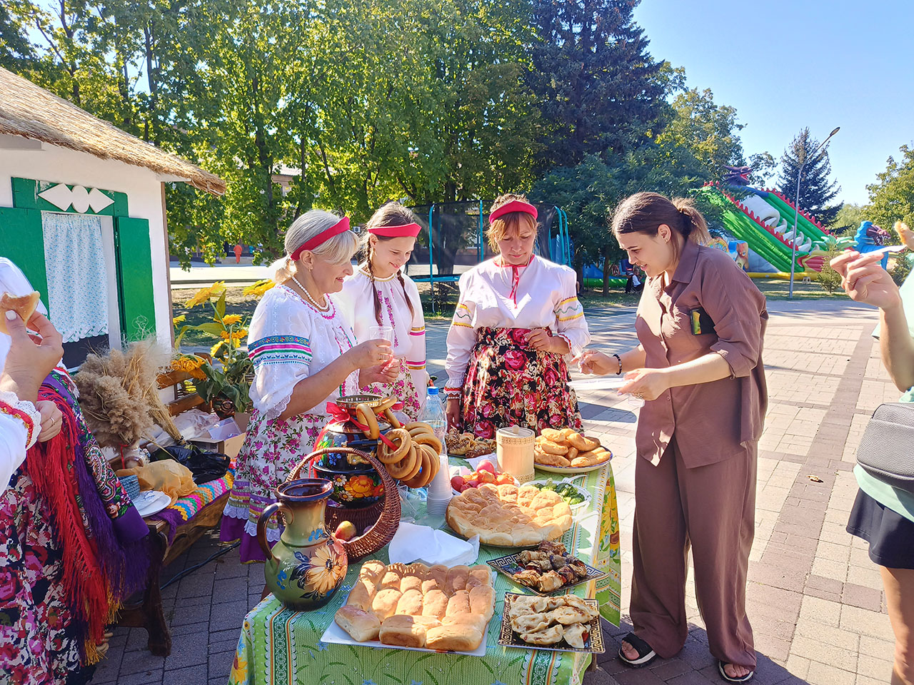 Работники КДЦ «Новосергиевский» угощают гостей праздника блюдами русской кухни / Фото Ольги Подобной. | Живи и процветай!