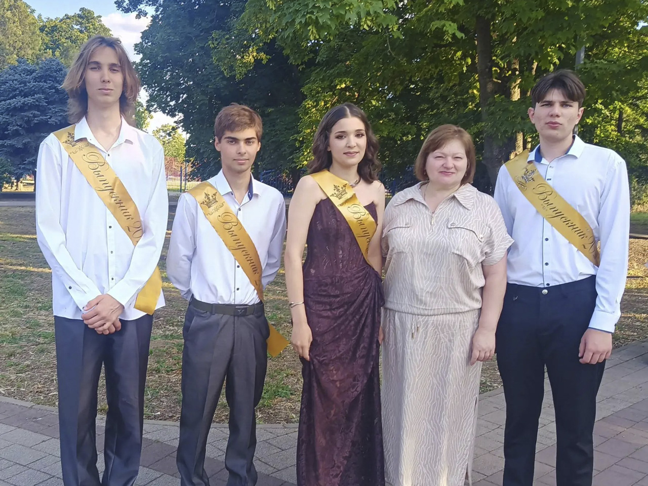 Кирилл Колесник, Вадим Куликов, Арина Кибе, Любовь Анатольевна Яровая (классный руководитель), Николай Бутенко на Дне молодежи в Центральном парке / Фото из архива редакции. | Врач, IT-специалист, строитель, мастер