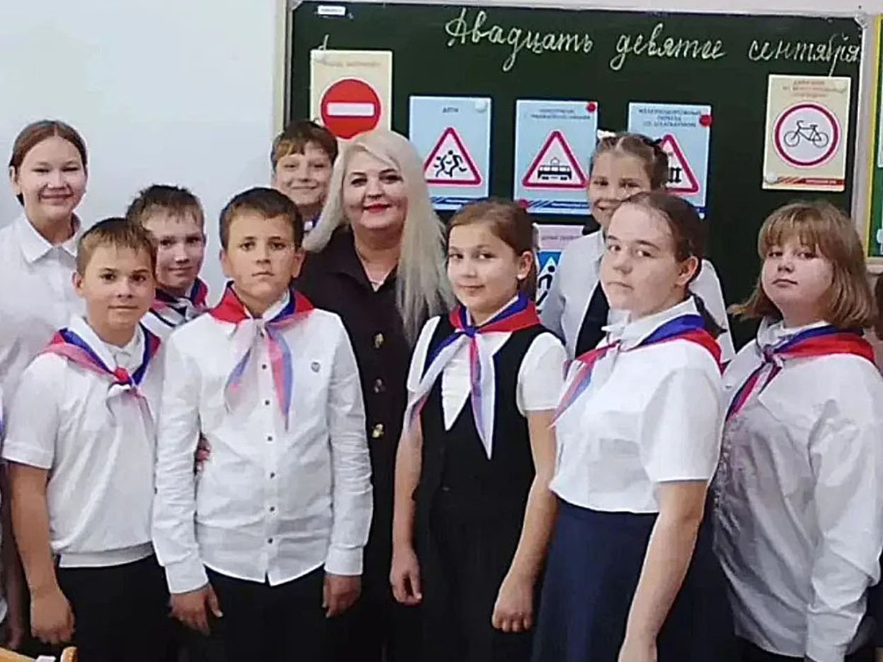 Ирина Дудченко со своим 5«А» классом после мероприятия в школе. | Сердце, отданное ученикам