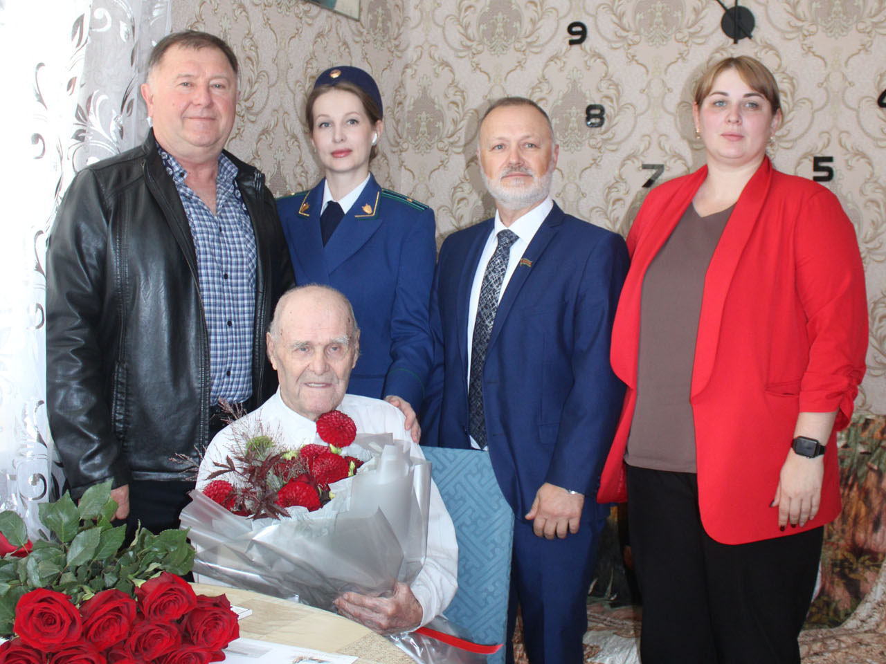 Владимир Федорович Леоненко принимал поздравления от гостей. На фото с именинником Олег Коваленко, Юлия Удовиченко, Владимир Никитенко и Ирина Татарина / фото Марины Любченко. | Мир вашему дому!